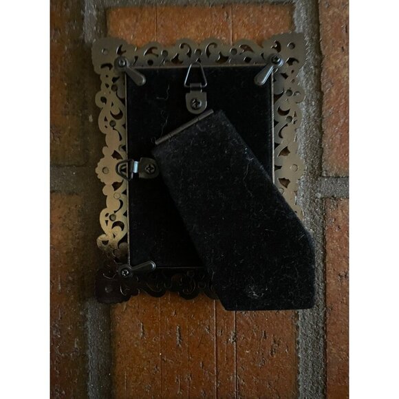 HEIRLOOM Gold-tone 4X5" Scroll Design with jewels - Holds 2x3" photo - Picture 2 of 4